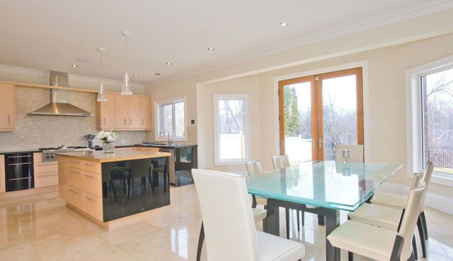 6000 sqft Executive 6 BR Home in Prestigious Area