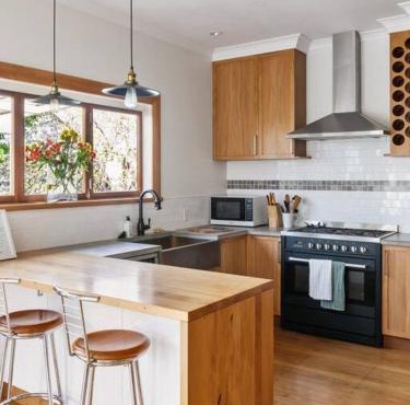 600m to CBD - Riverfront Home