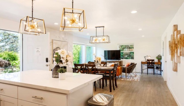 6615 Lower · 3b2b Lower Unit w/Gorgeous Green Lake View
