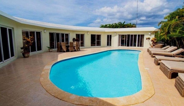 6BD/5BTH luxury villa in gated residence with waterpark, minigolf, free bus