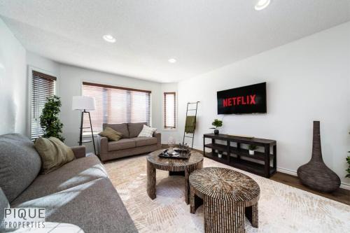 6BDRM Chic Modern Home-Fireplace-BBQ-Sleeps 18!