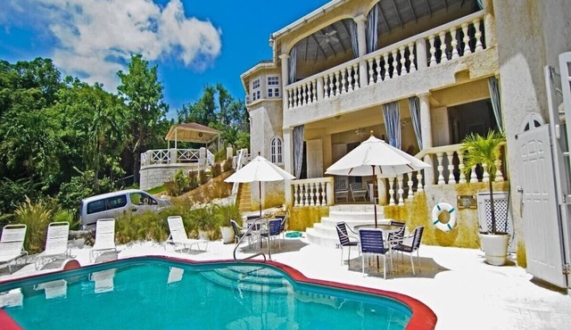 6BR Charming Beachfront Villa w/Pool and Staff