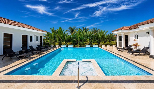 6BR Jacuzzi Ocean View Solar Backup Power