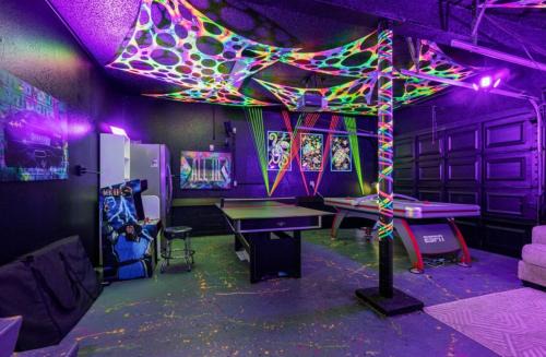 6BR Waterfront Heated Pool Hot Tub Game Room