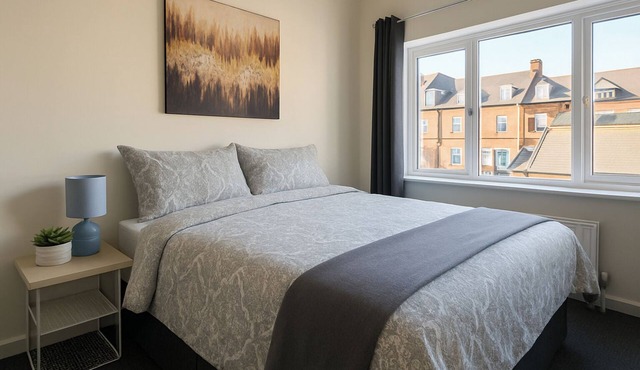 7-Bed Westbourne House - Sleeps 14 - Free Parking