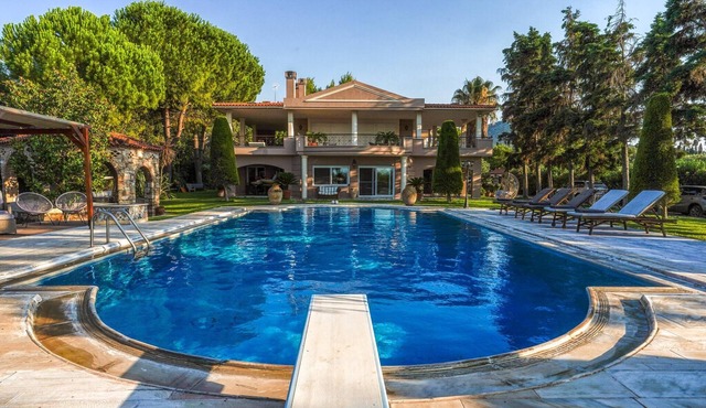 7 bedroom accommodation in Chalkida
