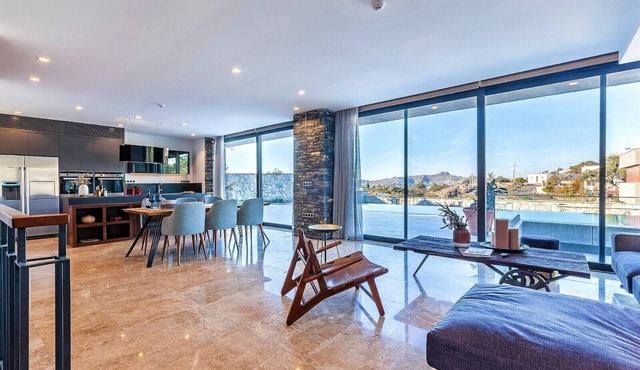 7 Deluxe - A seductive blend of style and serenity with pool, 5 mins to beaches