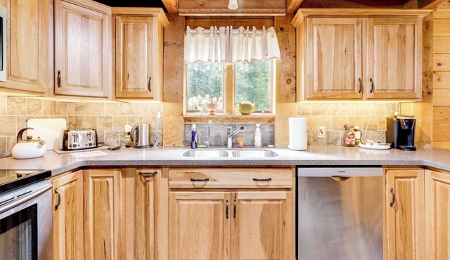 7 Mi to Glens Falls: Peaceful Retreat w/Game Room