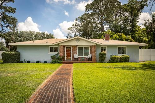 7 Mi to St Simons Island! Modern Group Getaway