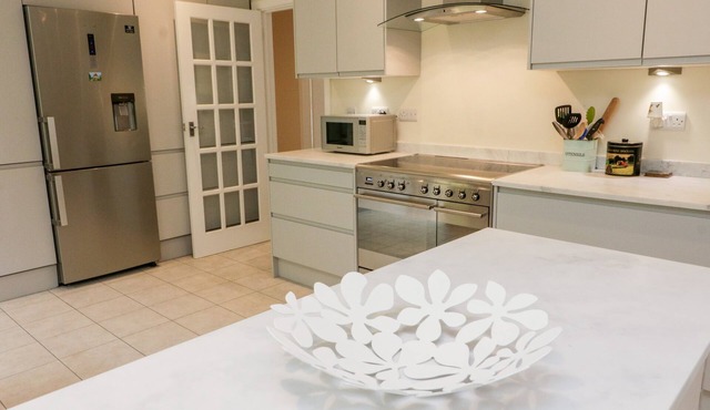 7 OLD RECTORY GARDENS, pet friendly, with a garden in Thurlestone