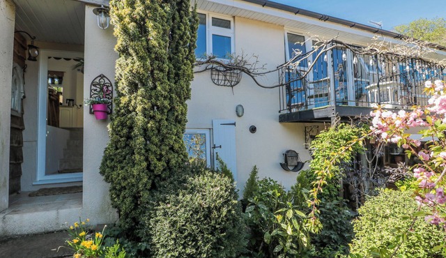 7 THE CEDARS, pet friendly, with a garden in Wotton-Under-Edge