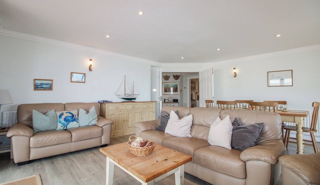 7 THURLESTONE ROCK, family friendly, with pool in Thurlestone
