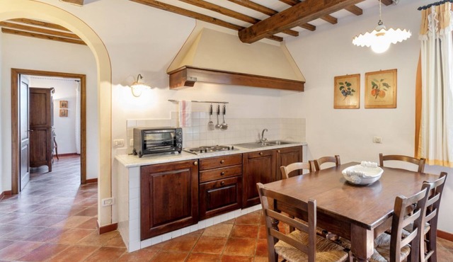 70 mq. First floor apartment composed of: living room with sofa, kitchenette (4 hotplates, mini-oven, fridge, dishwasher), 1 bedroom with 2 single beds, 1 bathroom with shower. Internal stairs leading to the second double bedroom, arranged on the mezzani