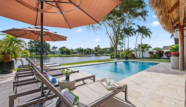 702A Waterfront Villa – Pool, Tiki Hut & Putting