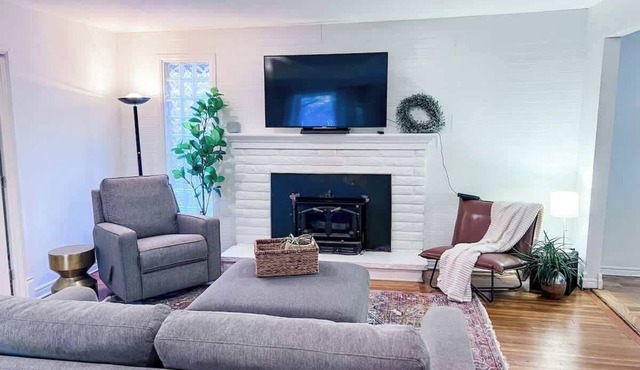 7406 2-bed · Convenient & Cozy Kirkland 2-bed Fenced Yard+Deck