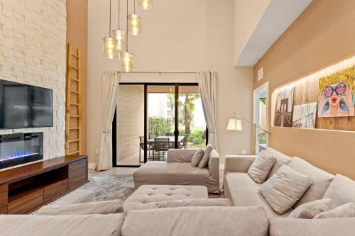 7462 Magic Village retreat luxury 8 min to Disney