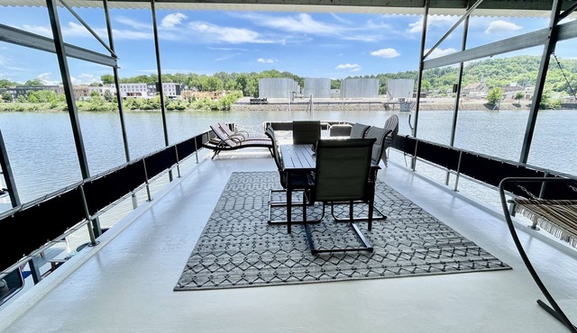 76' gorgeous houseboat- freshly renovated! Boat must stay in slip Boat #3 of 3