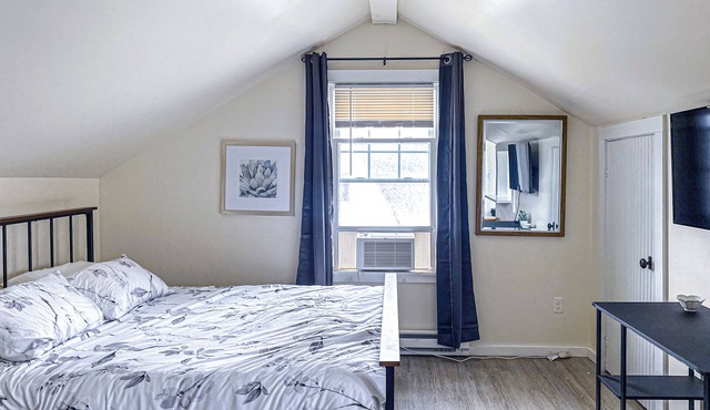 79-4 spacious studio Walk to backus hospital and downtown
