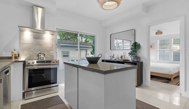 7BD Downtown Oasis Pool