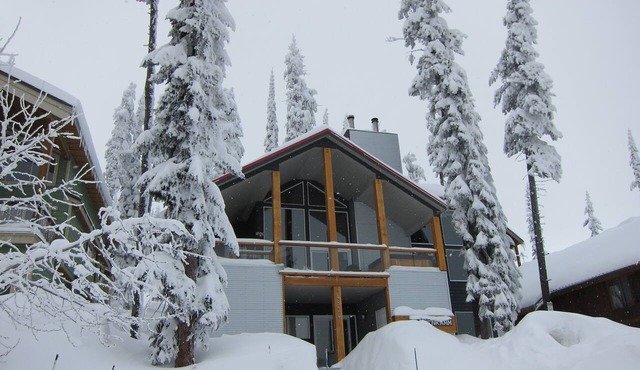 7BDRM Big White View Chalet - Perfect for Several Families!