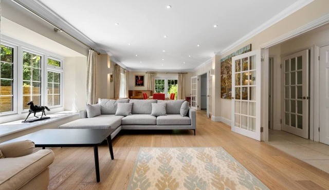 7Bed 5Bath 2Kitchen Retreat with Parking in Ascot