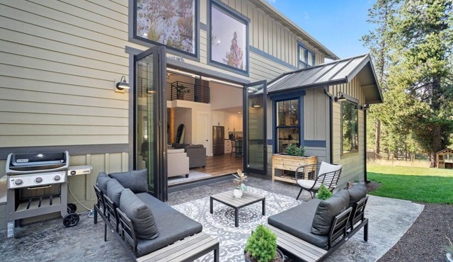 7BR Home, Towering Windows, Hot tub, SHARC passes