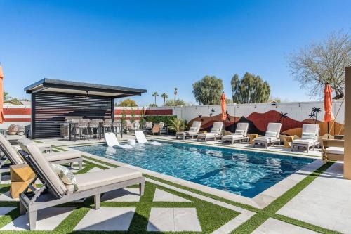 7BR Lux Pool & Pickleball Oasis w/Speakeasy