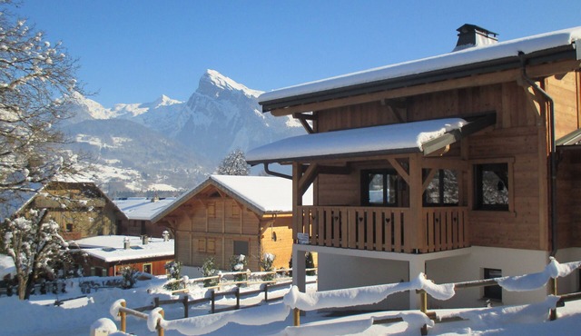 8/10 * Chalet located in the town center 200m from the gondola and slopes