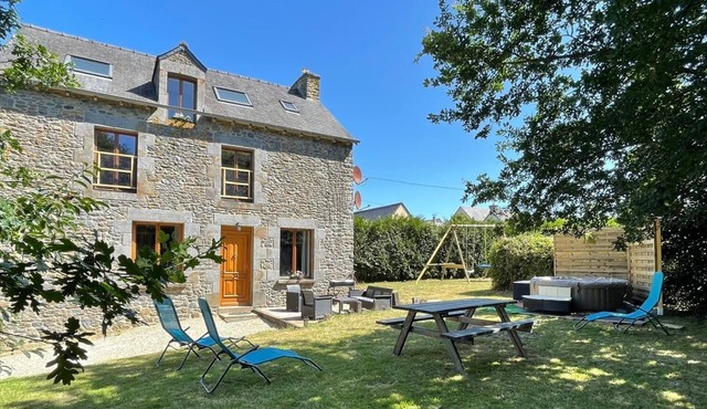 8/9-person gîtes with Jacuzzi. Near saint Malo/dinan. Pets allowed