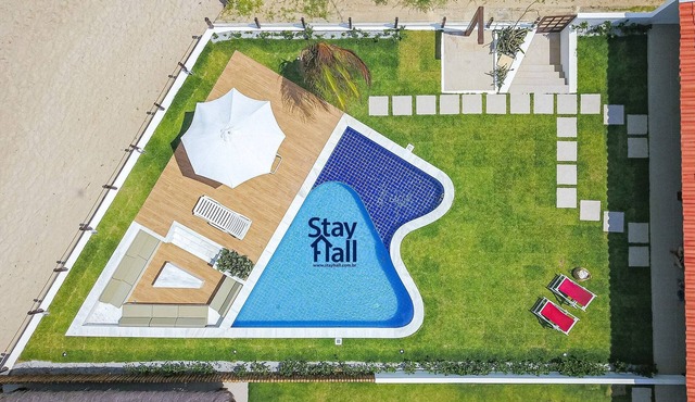 8 Bdrm Waterfront & Private Pool and Cook 024025