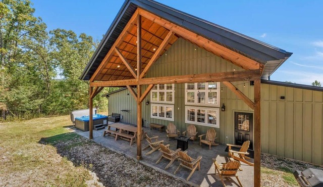 8-bedroom Branson Retreat- Hot Tub Porch Swings
