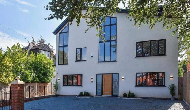 8 Bedroom House Sleeps 20 - Private Garden