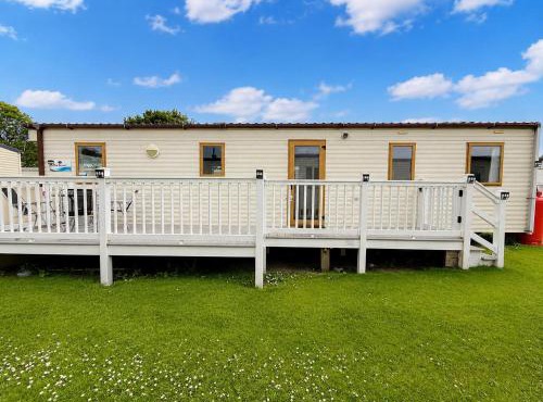 8 Berth Caravan With Decking At Sunnydale In Lincolnshire Ref 35087S