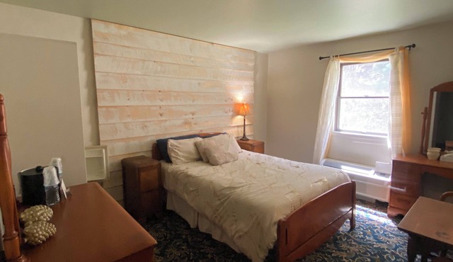 8-Gold Room