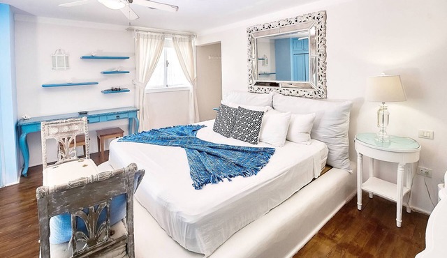 8 Guests/Beachfront Villa/WIFI/Pick Up/Private Beach/