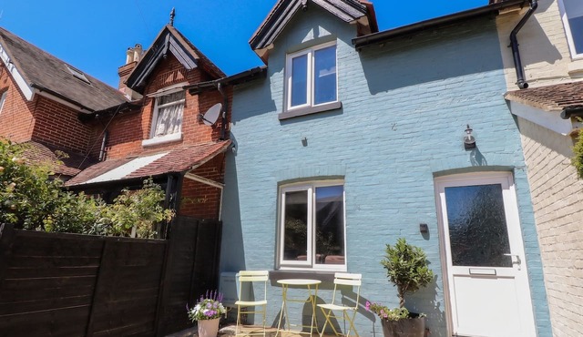 8 MANOR VILLAS, pet friendly, with a garden in Totland Bay