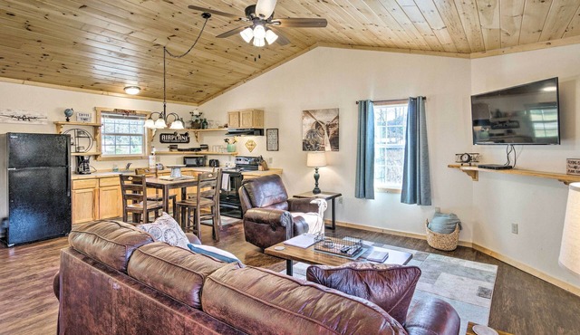 8 Mi to Great Smoky Mtn National Park: Cozy Cabin