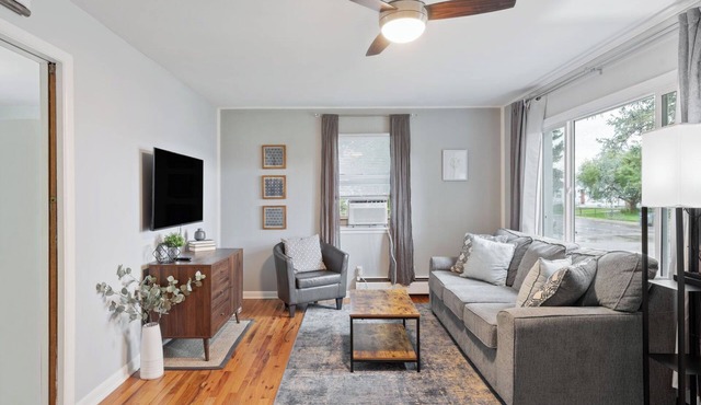 8 mins to CFD 4Bdrm - 2Bath - 5Beds Full Duplex - 2 Kitchen's - 2 Living Room's
