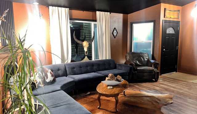8 minute walk to State Farm Stadium, 5 rooms 7 bed home with pool/spa/game room