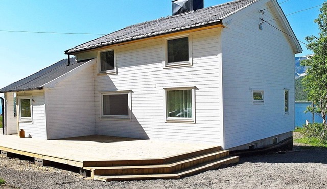 8 person holiday home in Arnøyhamn