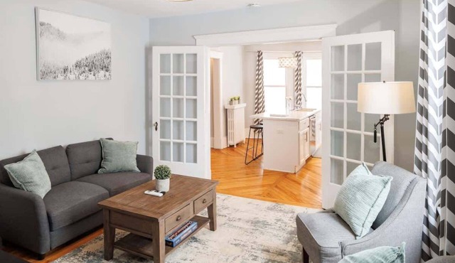 86A King Bed 2bd 3bt on Queen St. Downtown