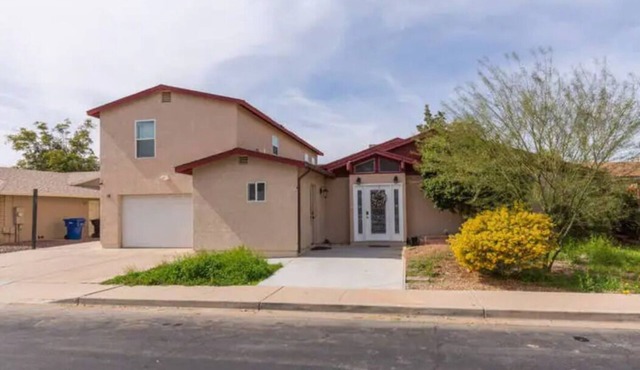 8b/5b Centrally Located Home, Sleeps 36