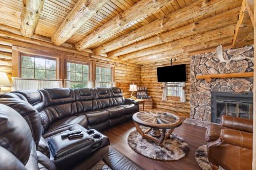 8BR 5BA Huge Dog Friendly Log Cabin near Wisconsin Dells and Lake sleeps 25plus
