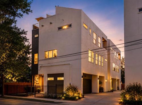 8BR Twin Bldg w Rooftops Near Dtown Pet-Friendly