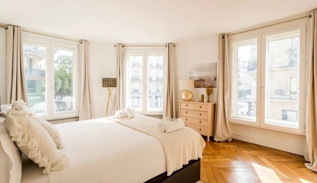 8P/3BR Le Marais Spacious, Central & Historic Apt