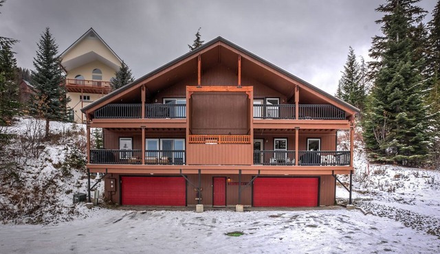 9 Bedrooms 8 Bathrooms with fabulous decks and lake views and a hot tub!
