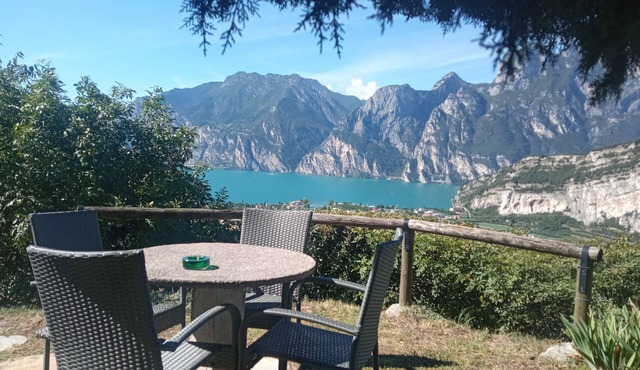 9 - Double room with garden view overlooking the lake Torbole