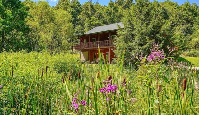 9 Miles from Old Man`s Cave, High Speed Starlink Internet, Hot tub, sleeps 12