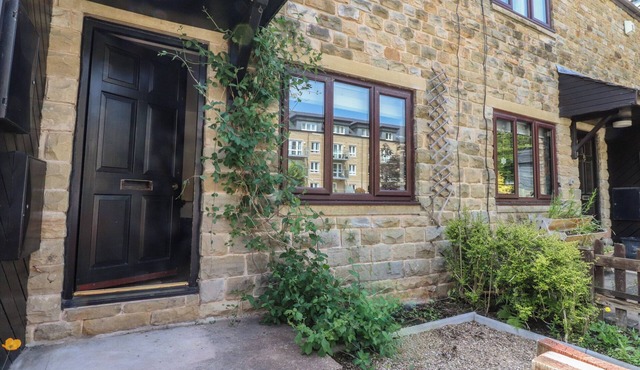 9 WATERSIDE FOLD, family friendly, with a garden in Hebden Bridge