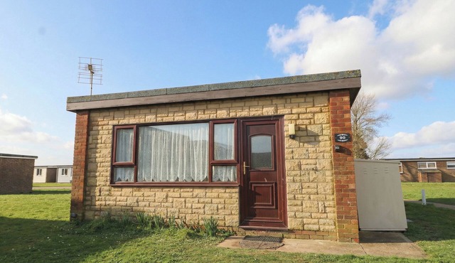 90 BAY VIEW, family friendly, with pool in Greatstone-On-Sea